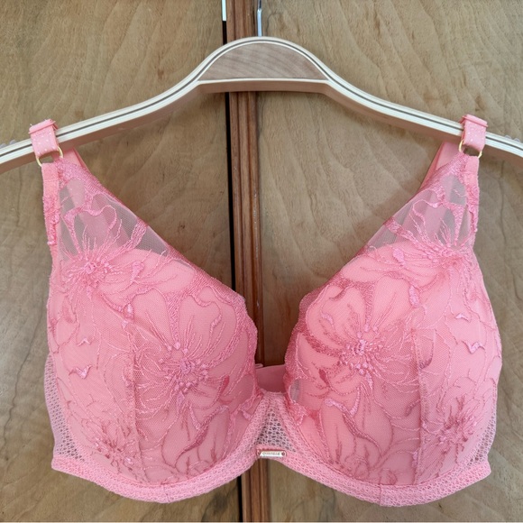 Chantelle Fleurs Plunging T-Shirt Bra - Candlelight Peach 34DD - Picture 4 of 7